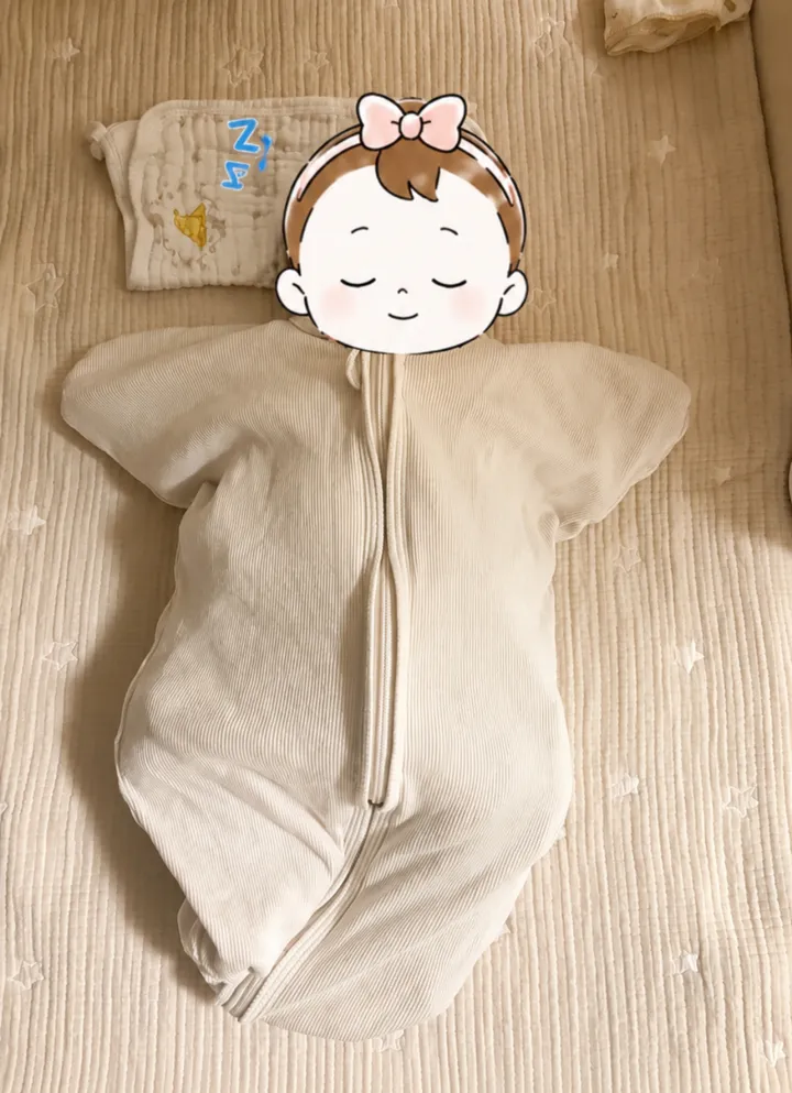 テレコのスワドルを着て眠る生後2週間の娘。両手が上がったクリオネのようなシルエット